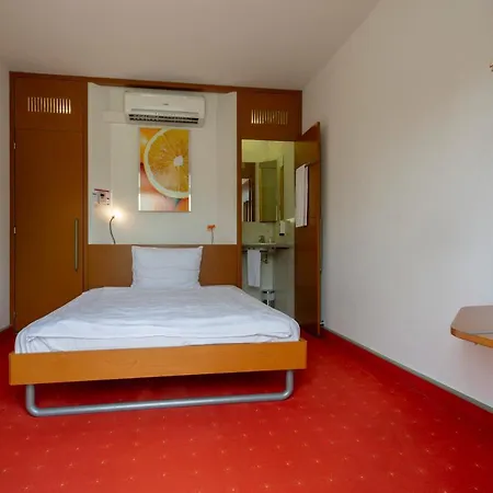 Orange Wings クレムス アン デル ドナウ