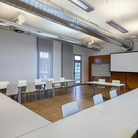 Orange Wings クレムス アン デル ドナウ